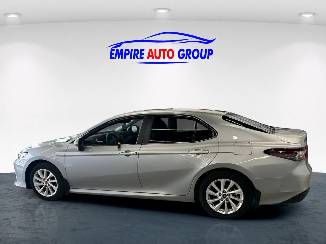 2024 Toyota Camry HYBRID LE  HYBRID WITH BLACK CLOTH INTERIOR TECH PACKAGE APPLE CAR PLAY Photo