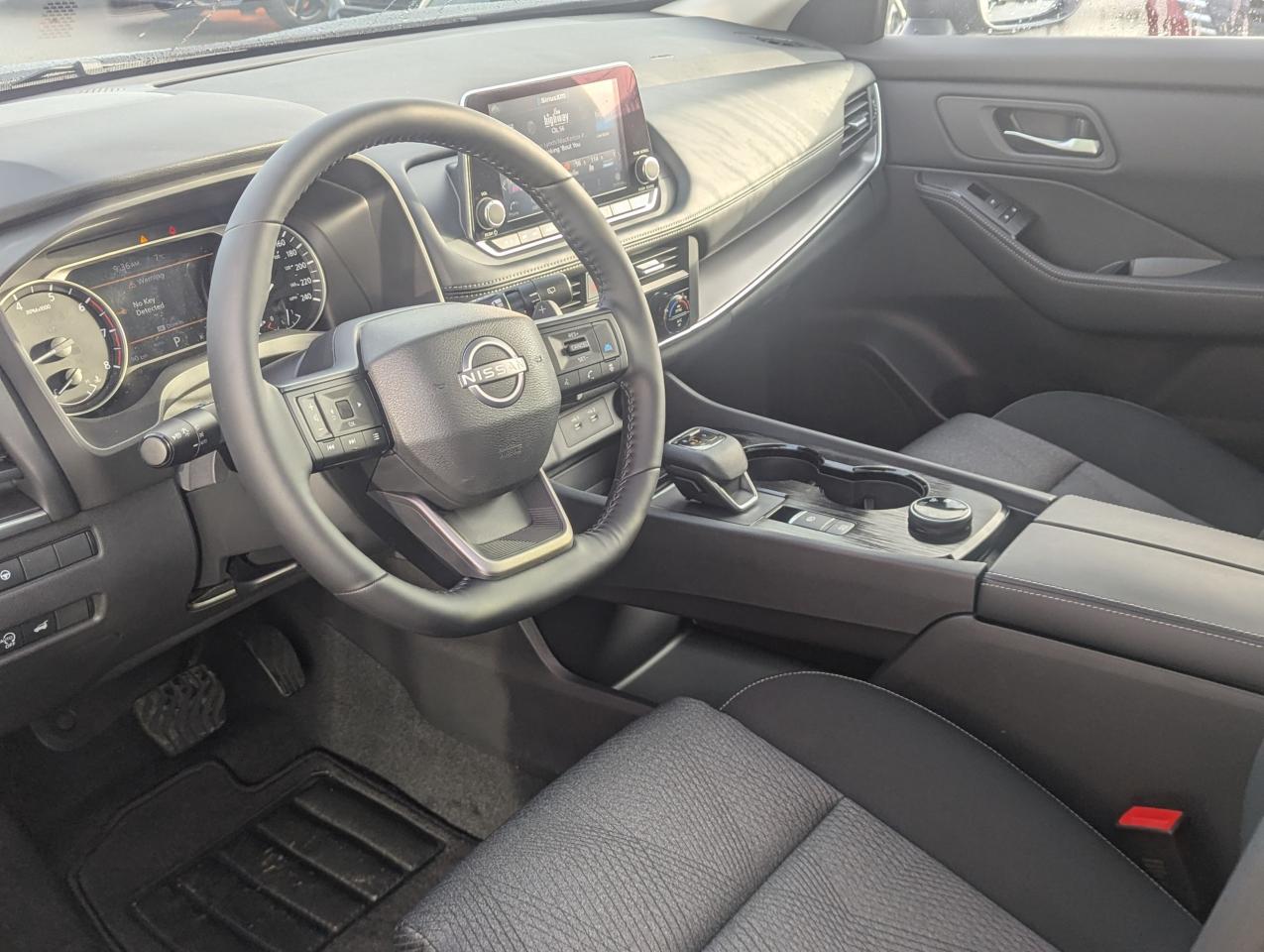 2025 Nissan Rogue SV MOONROOF Photo24