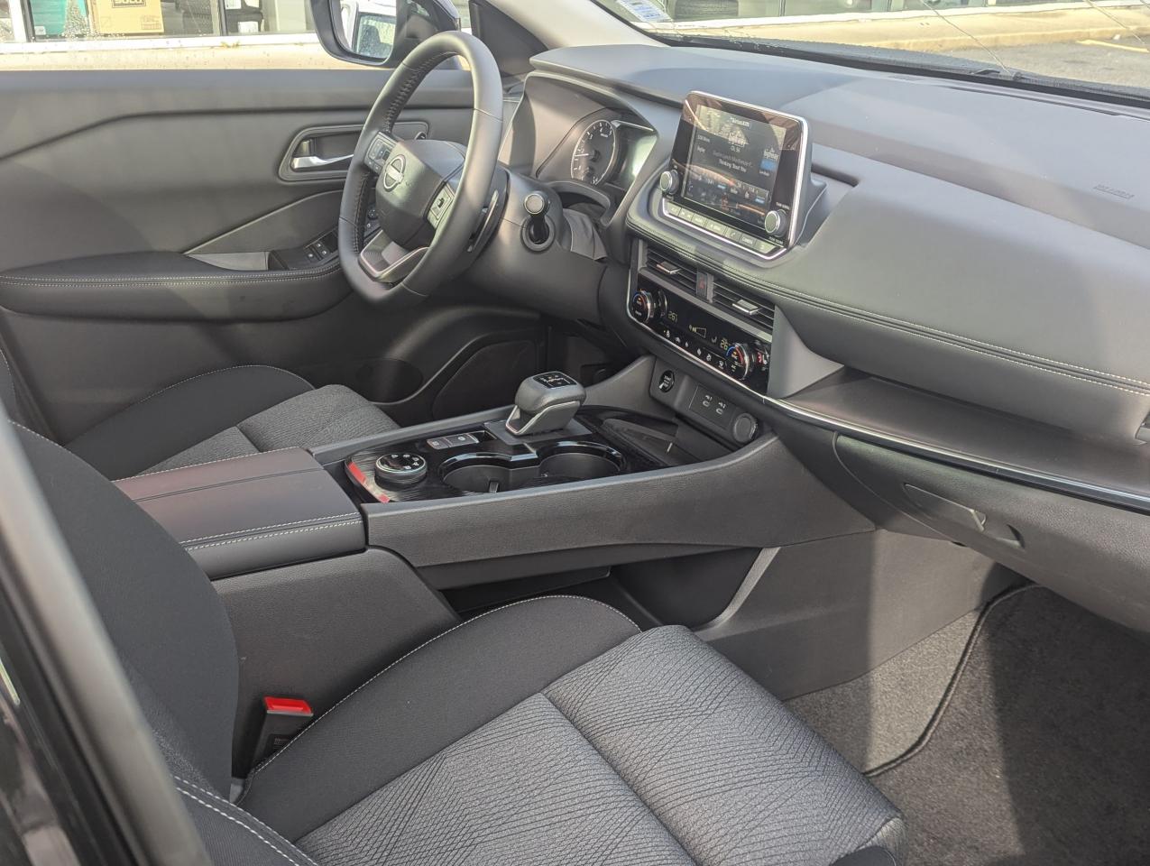 2025 Nissan Rogue SV MOONROOF Photo25