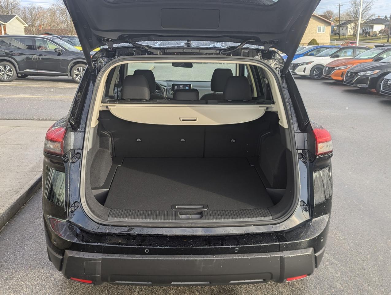 2025 Nissan Rogue SV MOONROOF Photo6
