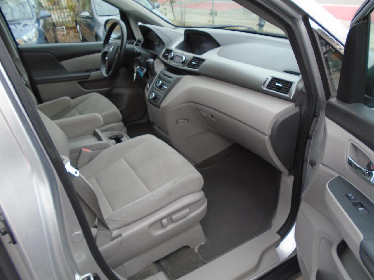 2015 Honda Odyssey SE/ ONE OWNER / NEW BRAKES / SUPER CLEAN /REAR CAM - Photo #16