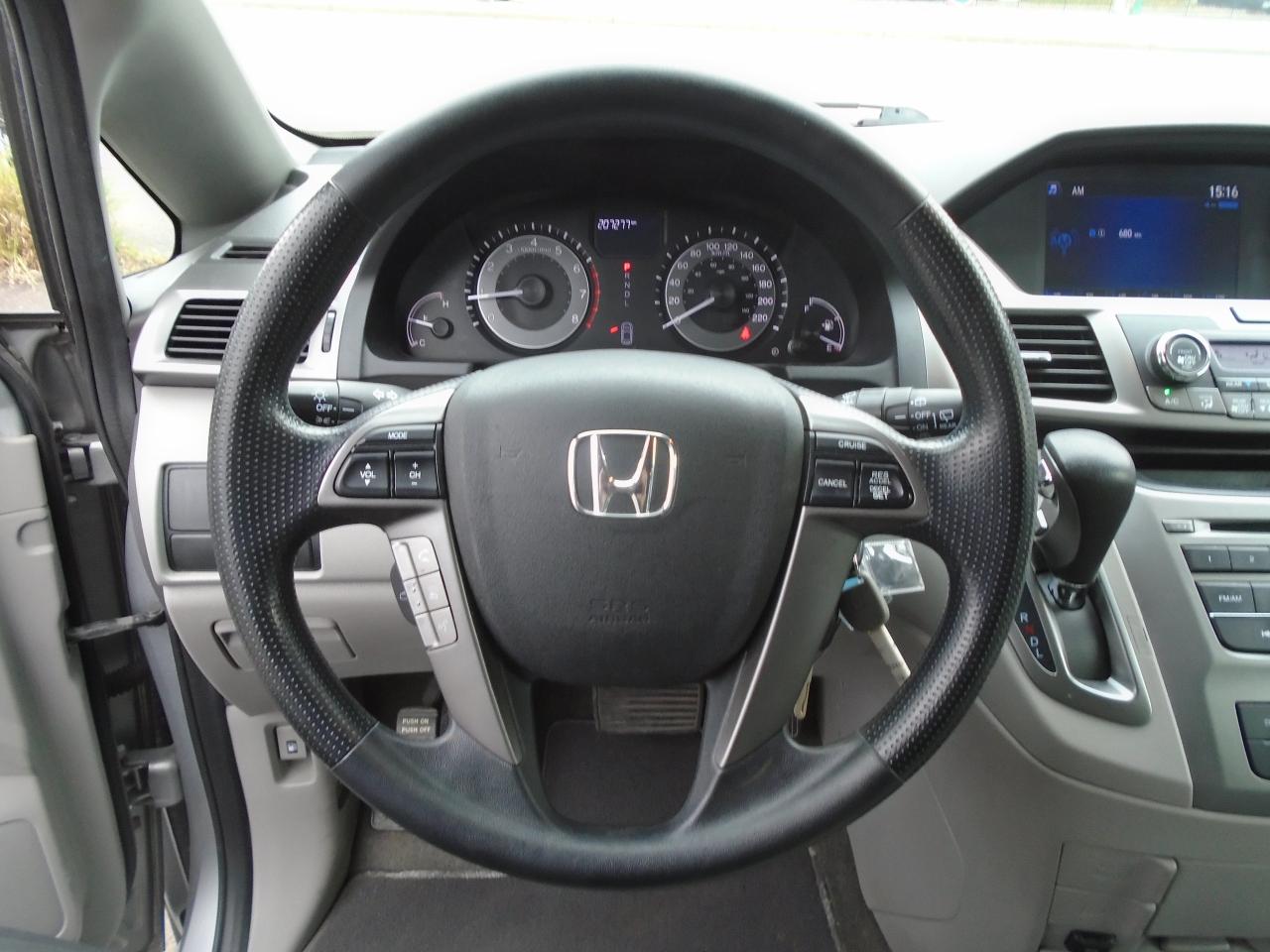 2015 Honda Odyssey SE/ ONE OWNER / NEW BRAKES / SUPER CLEAN /REAR CAM - Photo #21