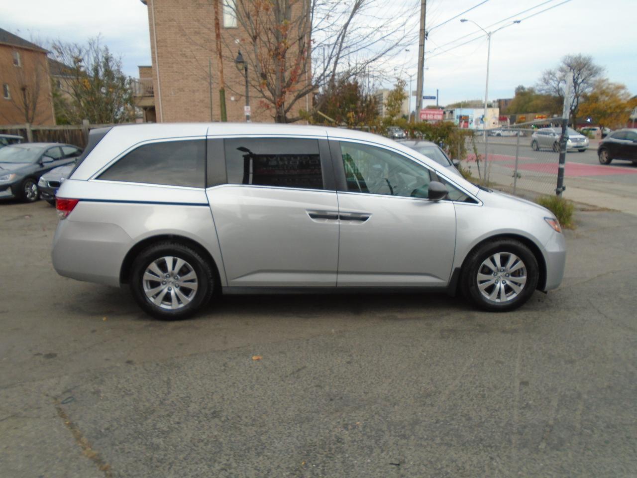 2015 Honda Odyssey SE/ ONE OWNER / NEW BRAKES / SUPER CLEAN /REAR CAM - Photo #4