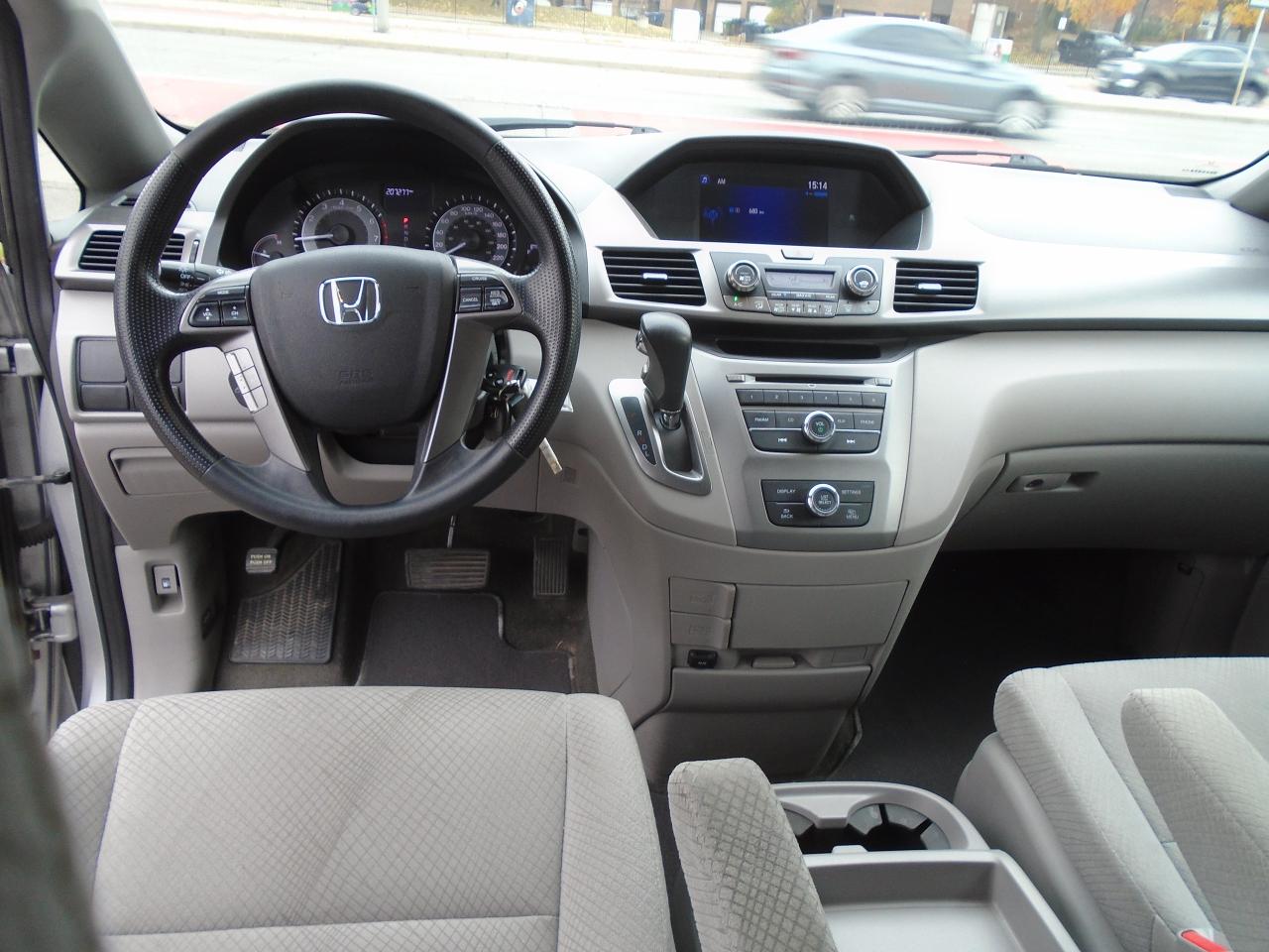 2015 Honda Odyssey SE/ ONE OWNER / NEW BRAKES / SUPER CLEAN /REAR CAM - Photo #12