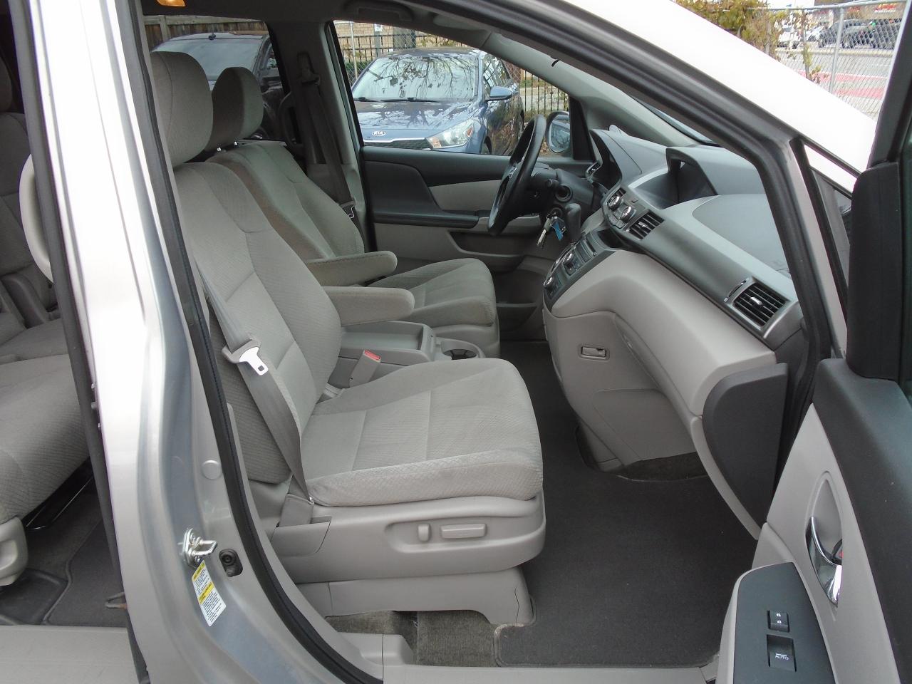 2015 Honda Odyssey SE/ ONE OWNER / NEW BRAKES / SUPER CLEAN /REAR CAM - Photo #17