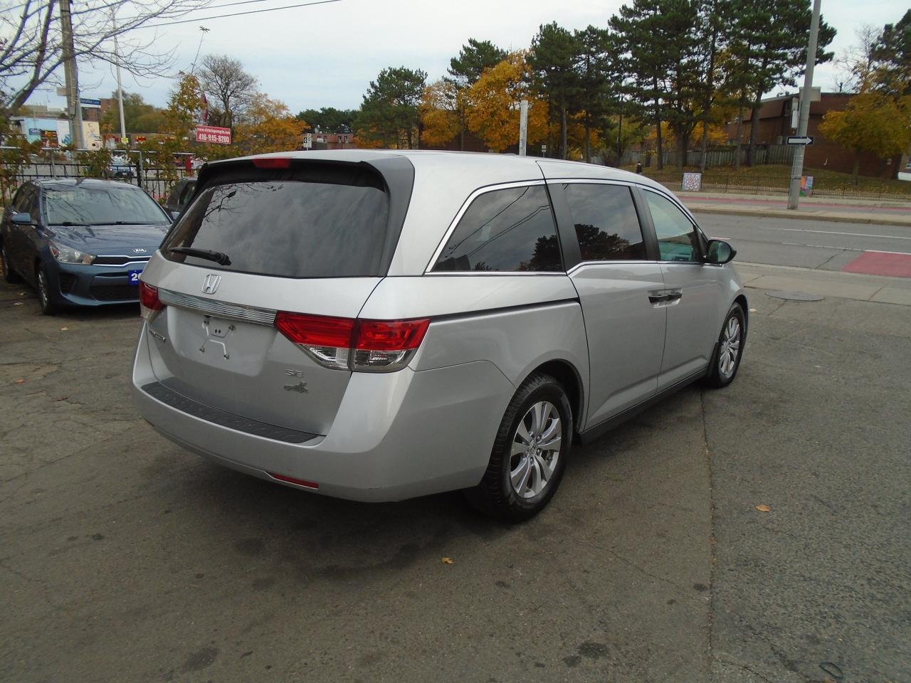 2015 Honda Odyssey SE/ ONE OWNER / NEW BRAKES / SUPER CLEAN /REAR CAM - Photo #5