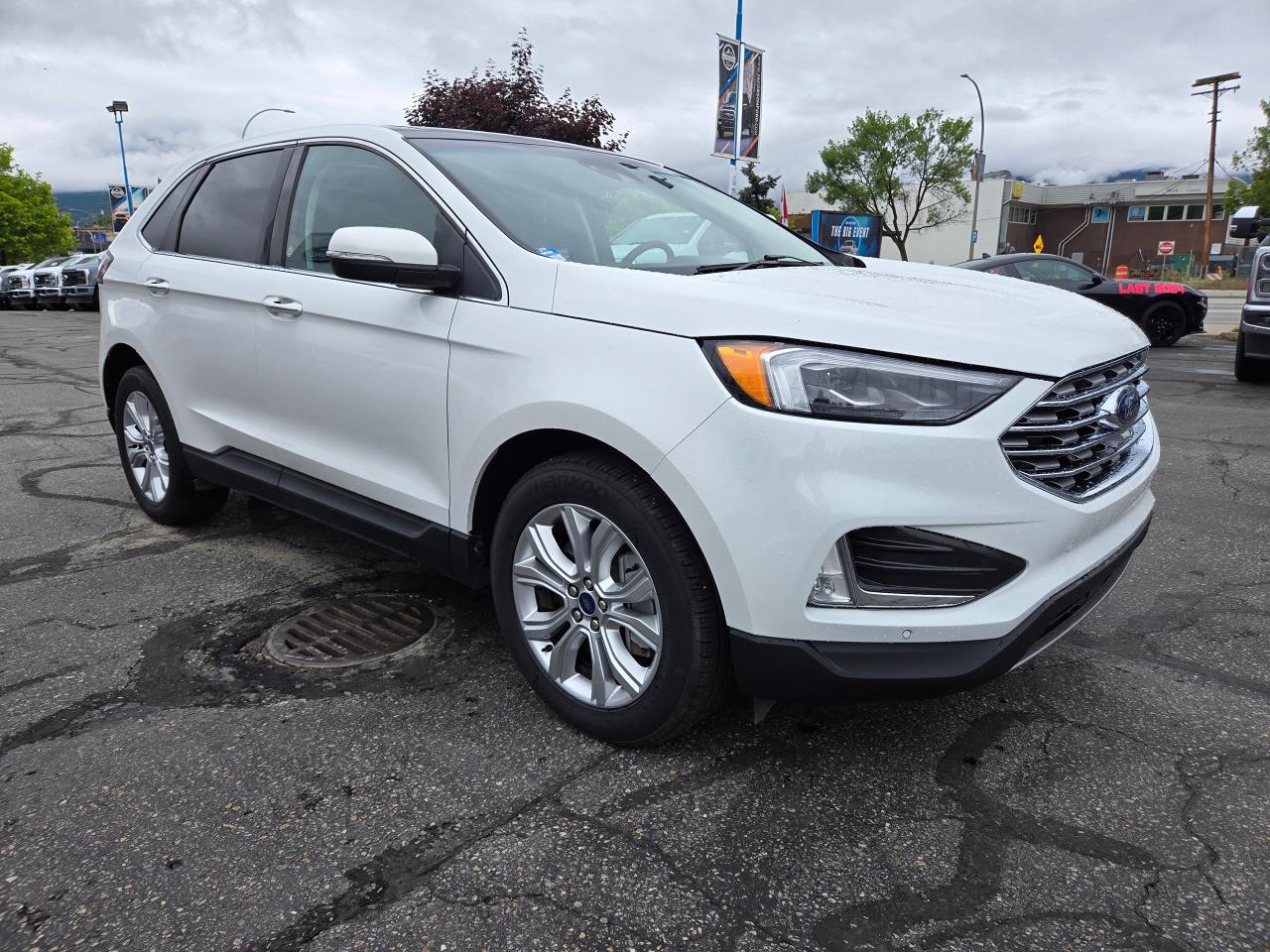 2022 Ford Edge Titanium Photo2