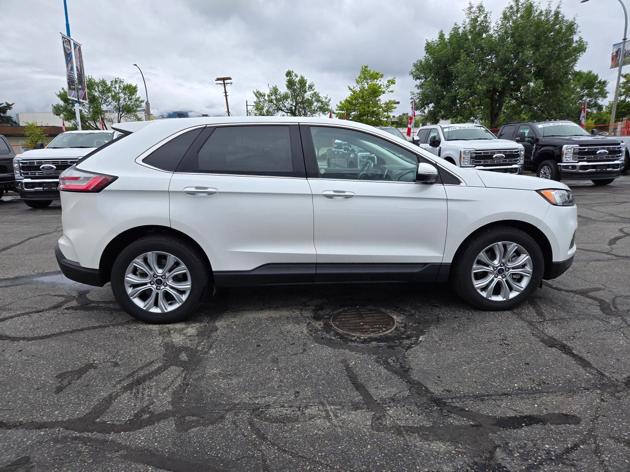 2022 Ford Edge Titanium Photo3