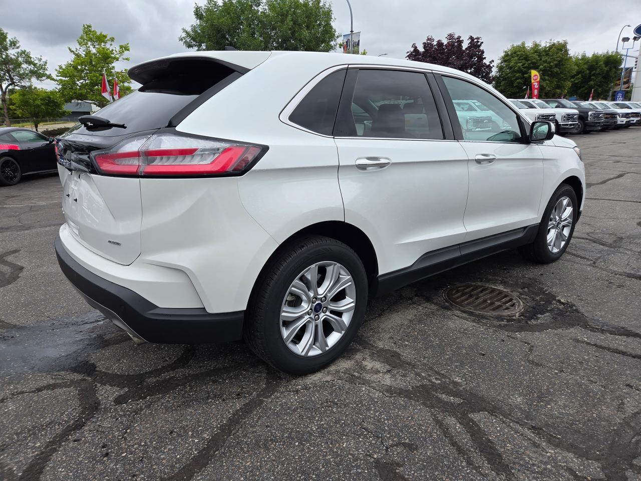 2022 Ford Edge Titanium Photo4