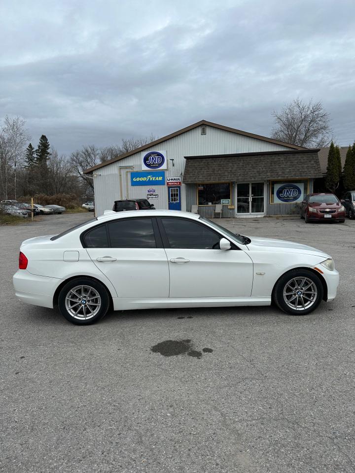 2011 BMW 3 Series 323i - Photo #4