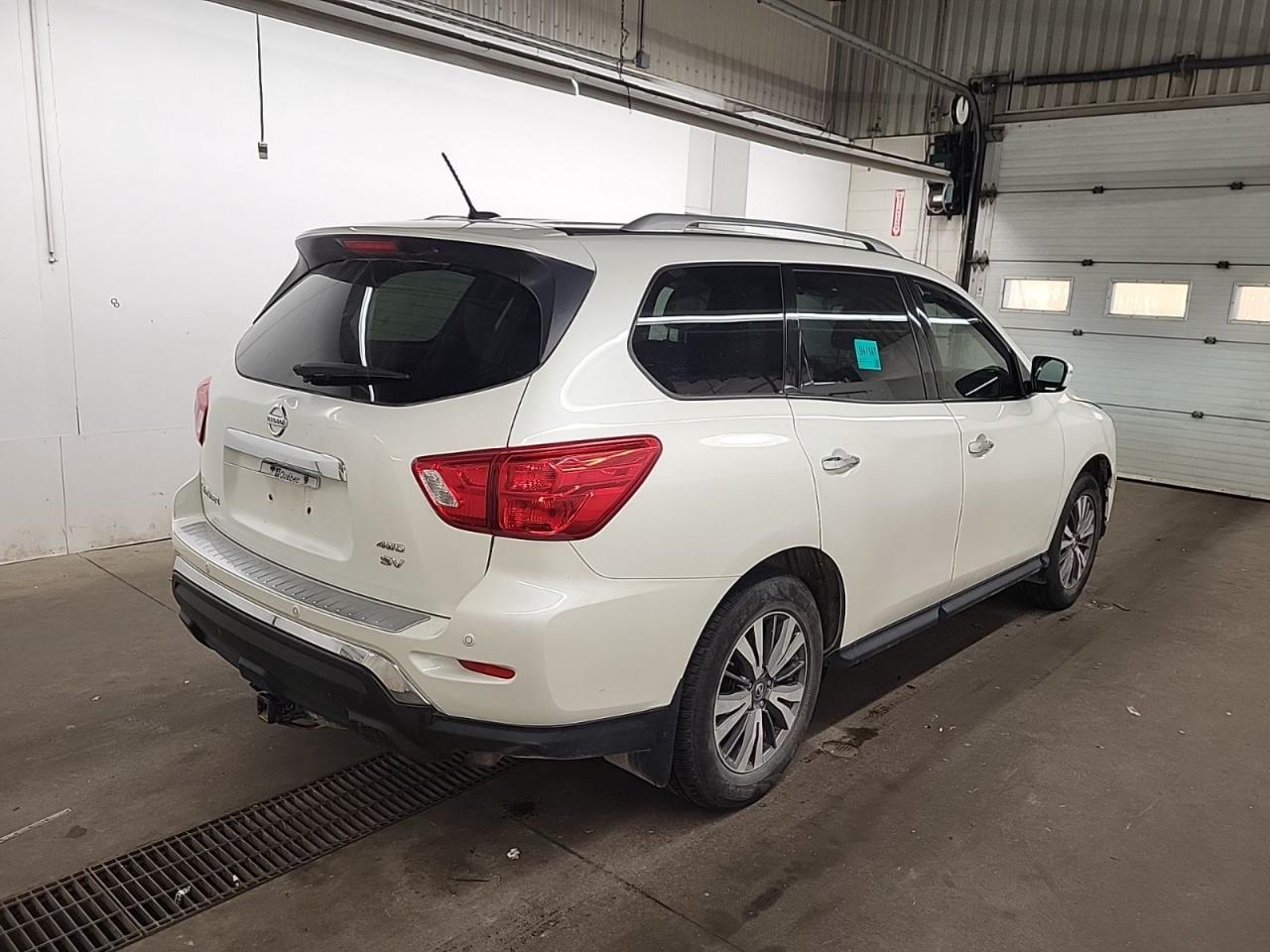 Used 2018 Nissan Pathfinder SV TECH  Pearl White AWD / 7 PASS / Navi / Blind Spot for sale in Mississauga, ON