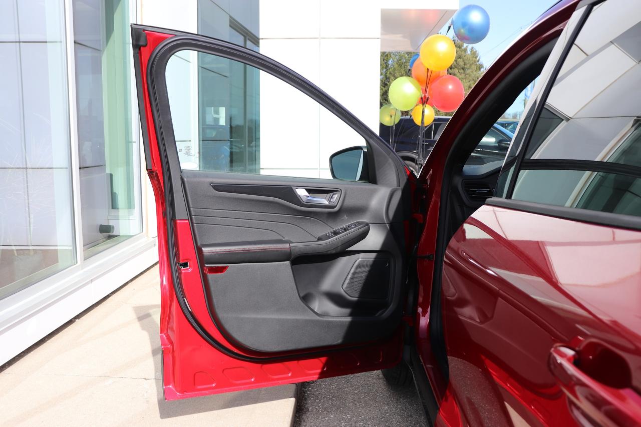 2025 Ford Escape ST-Line AWD Photo5
