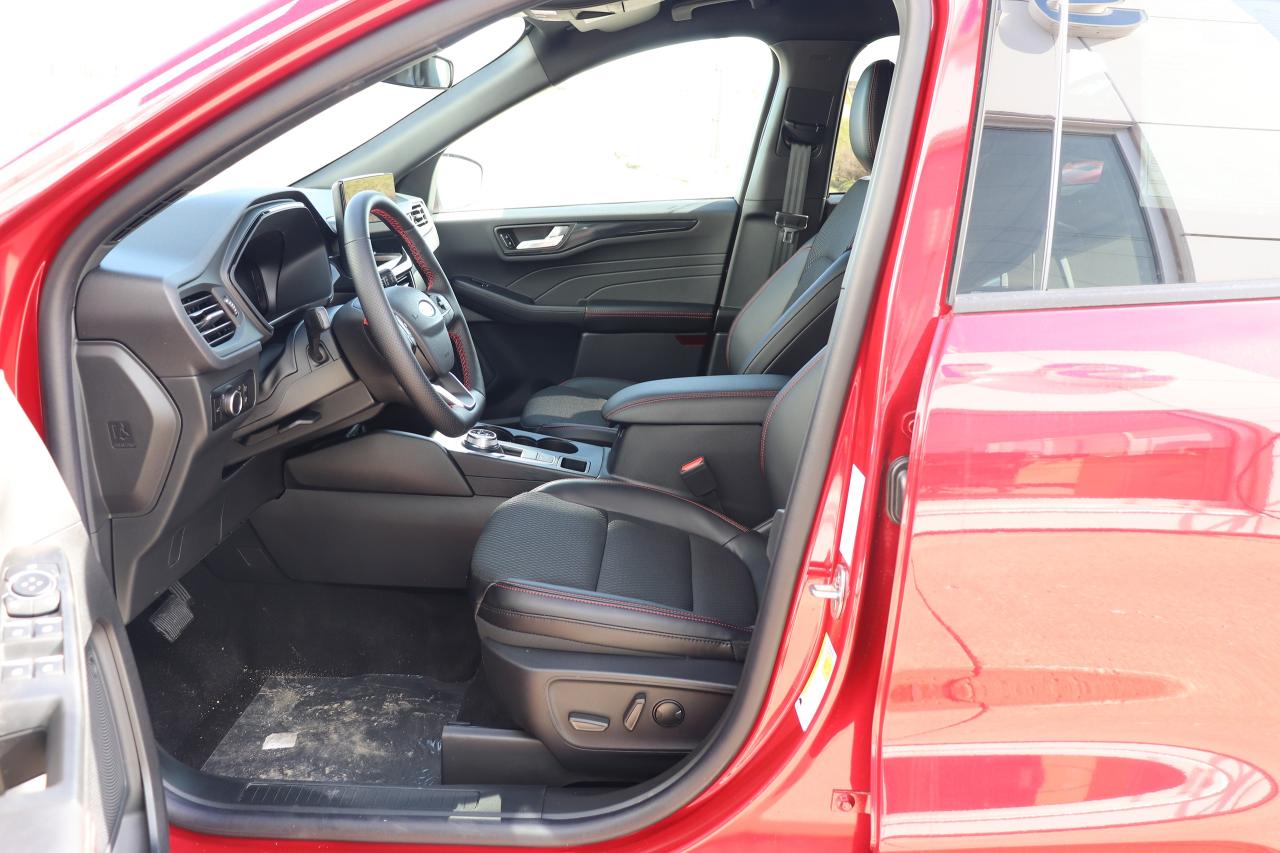 2025 Ford Escape ST-Line AWD Photo5