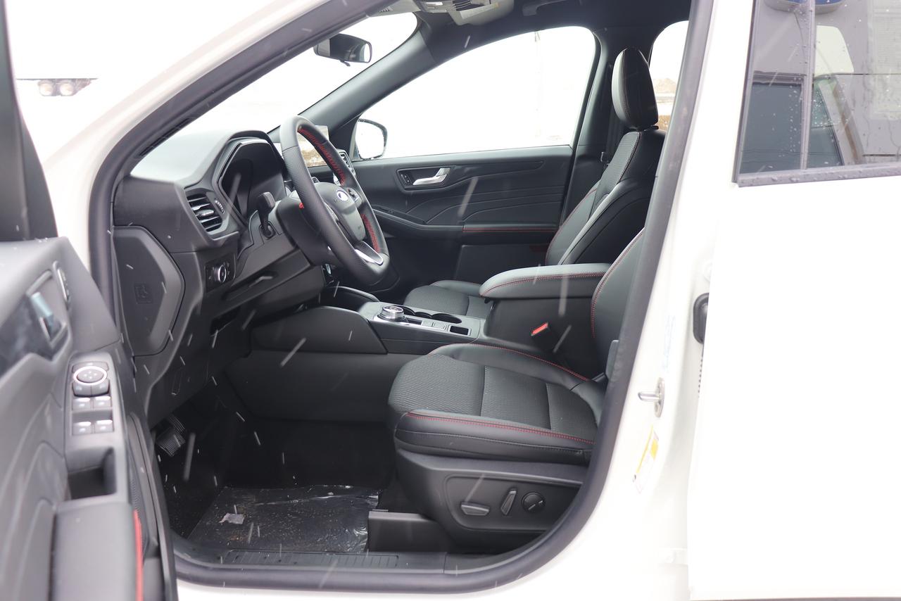 2025 Ford Escape ST-Line Select AWD Photo