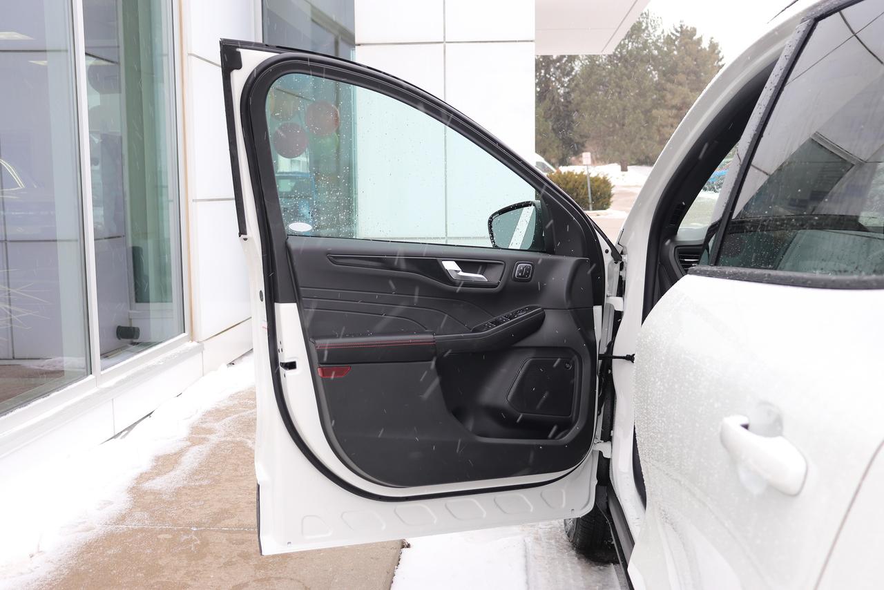 2025 Ford Escape ST-Line Select AWD Photo