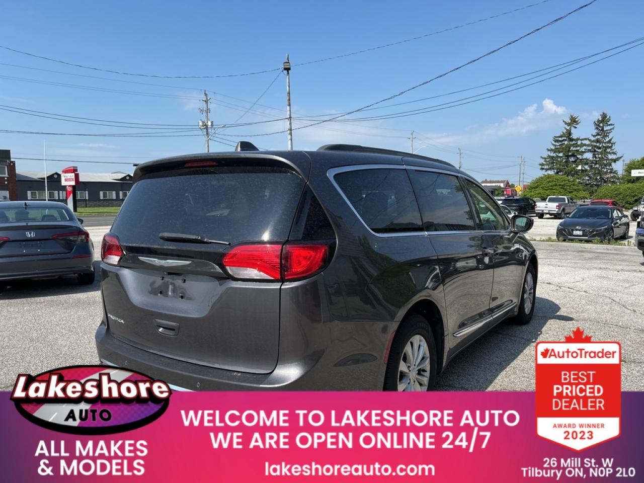2017 Chrysler Pacifica Touring-L Photo3