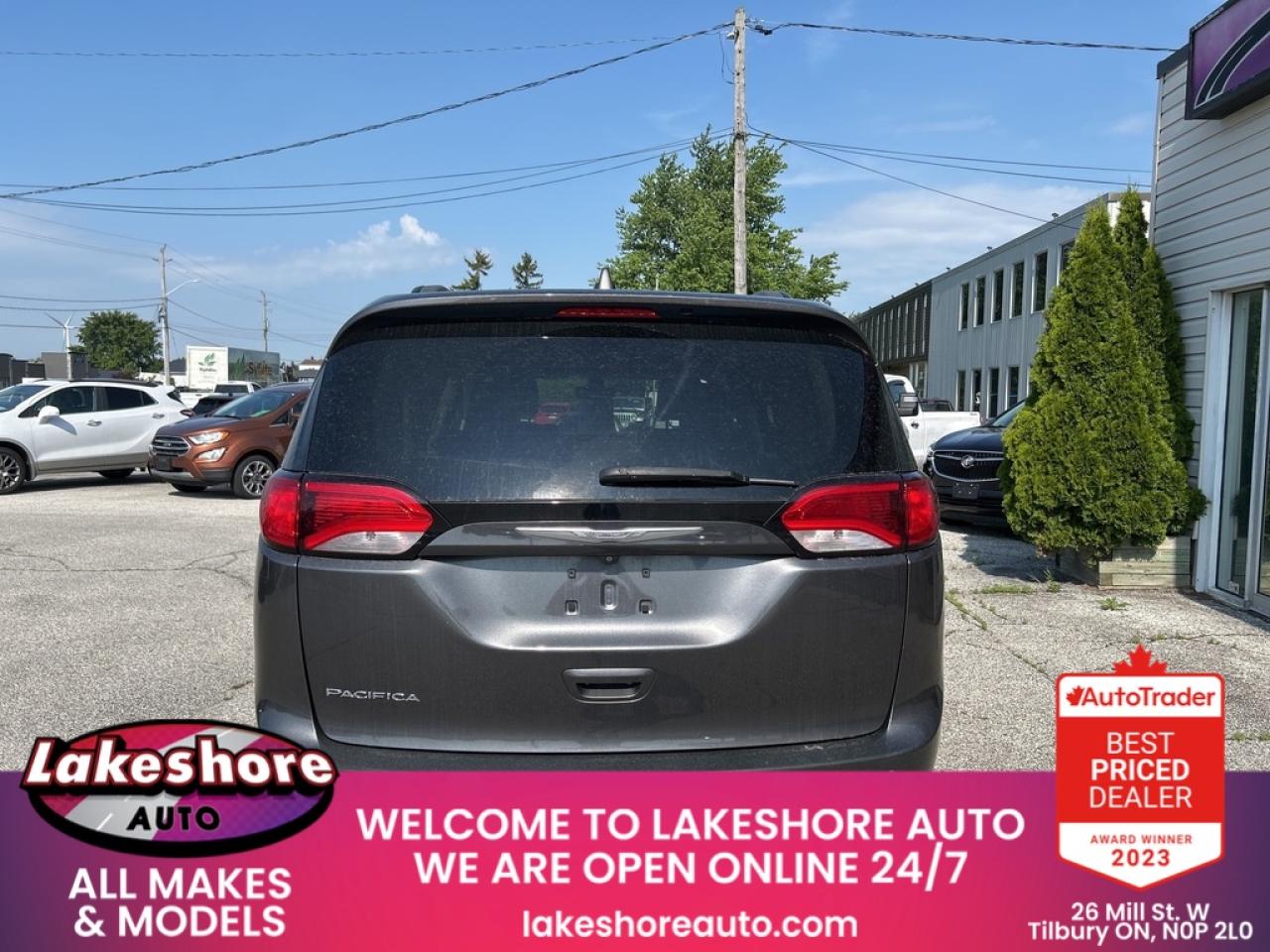 2017 Chrysler Pacifica Touring-L Photo2