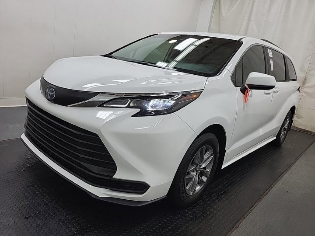 Used 2024 Toyota Sienna LE  | Hybrid | Power Seat | Power Sliding Doors | CarPlay + Android | Heated Seats | Rear Camera for sale in Guelph, ON