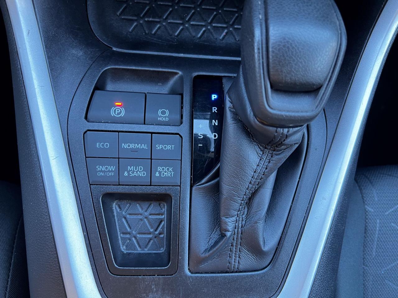 2020 Toyota RAV4 LE AWD - Photo #11