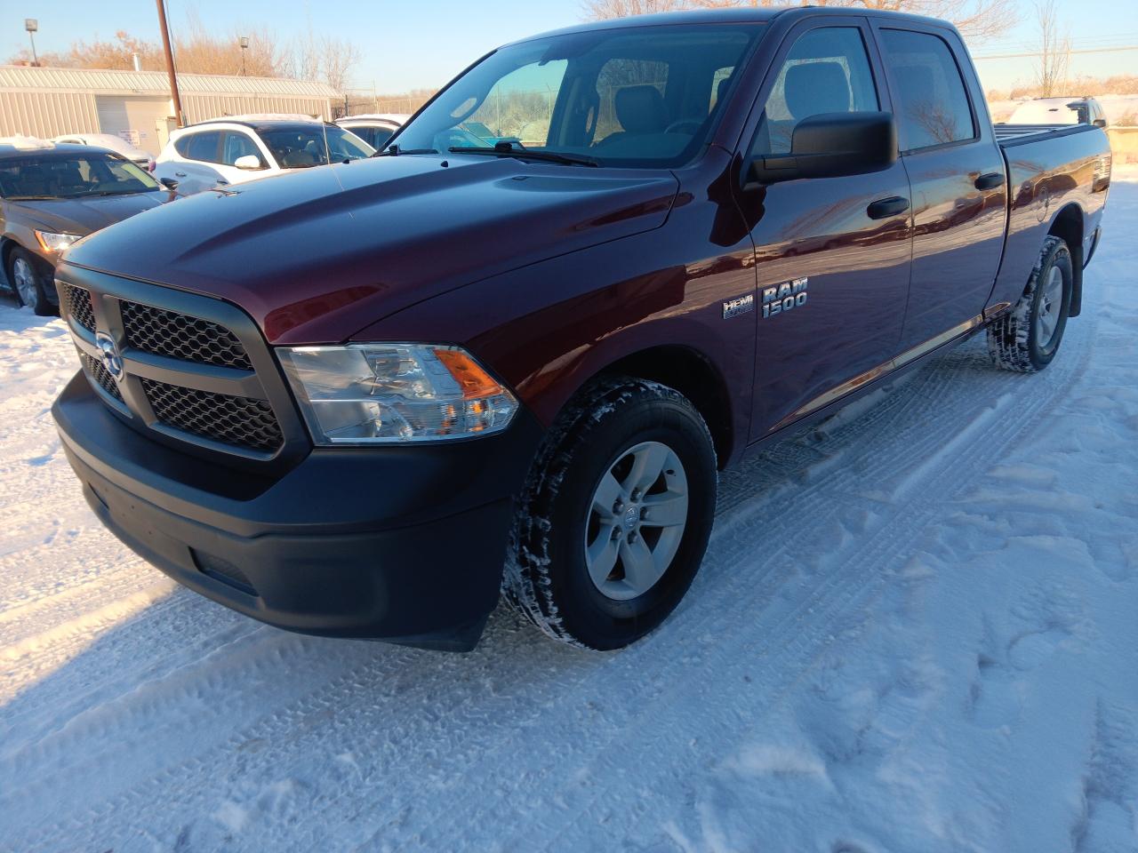 2016 RAM 1500 ST, Crewcab, 5.7 Hemi, Remote start, Tonneau Cover - Photo #3