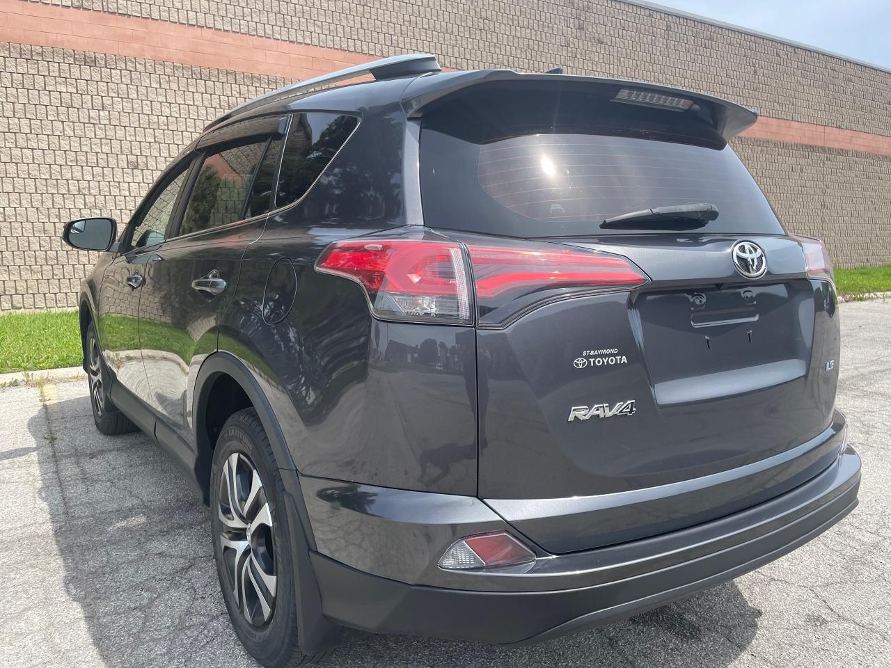 2016 Toyota RAV4 LE Photo2