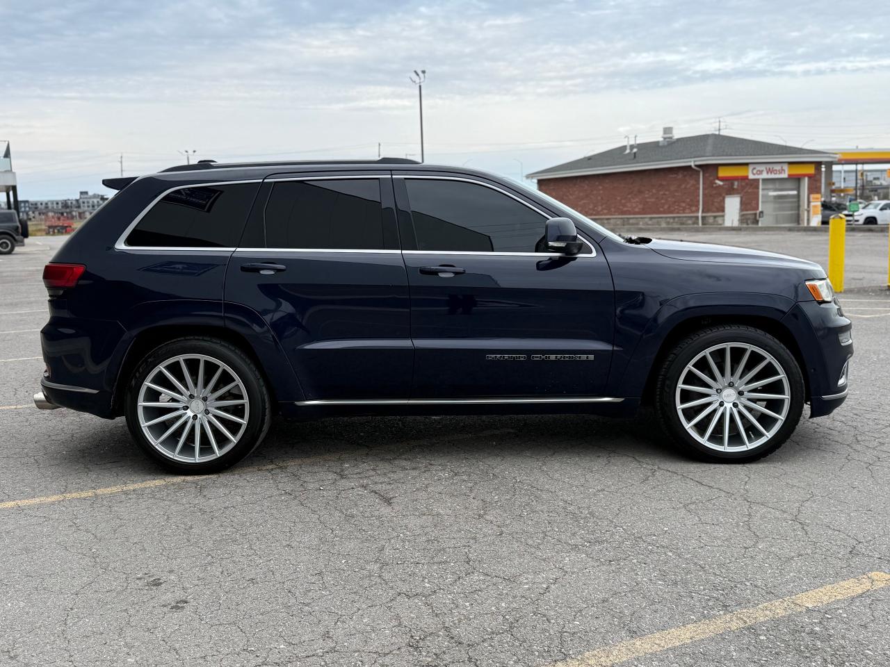 2017 Jeep Grand Cherokee Summit **FULLY LOADED MODEL** - Photo #4