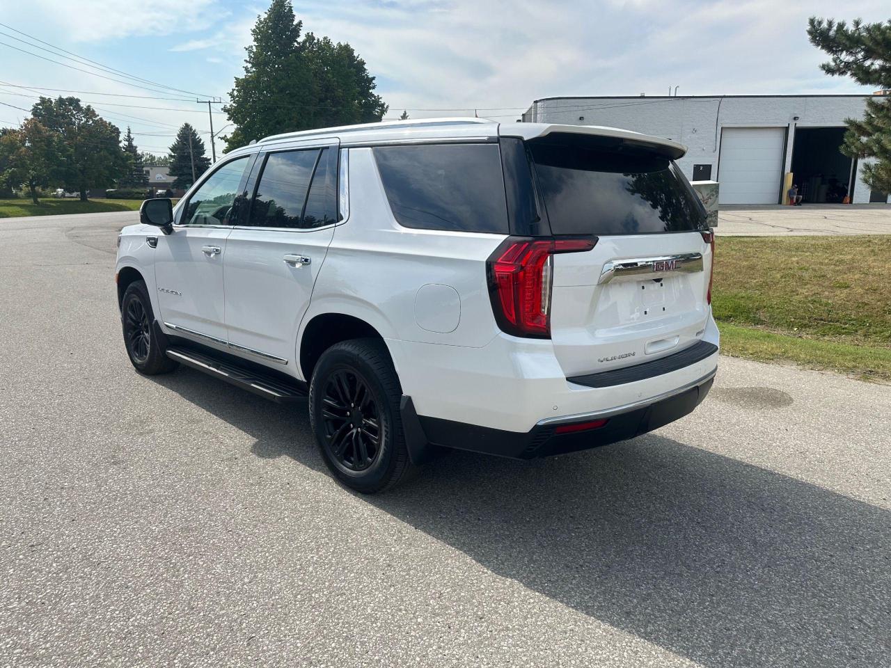 2023 GMC Yukon SLT - DURAMAX - Photo #3
