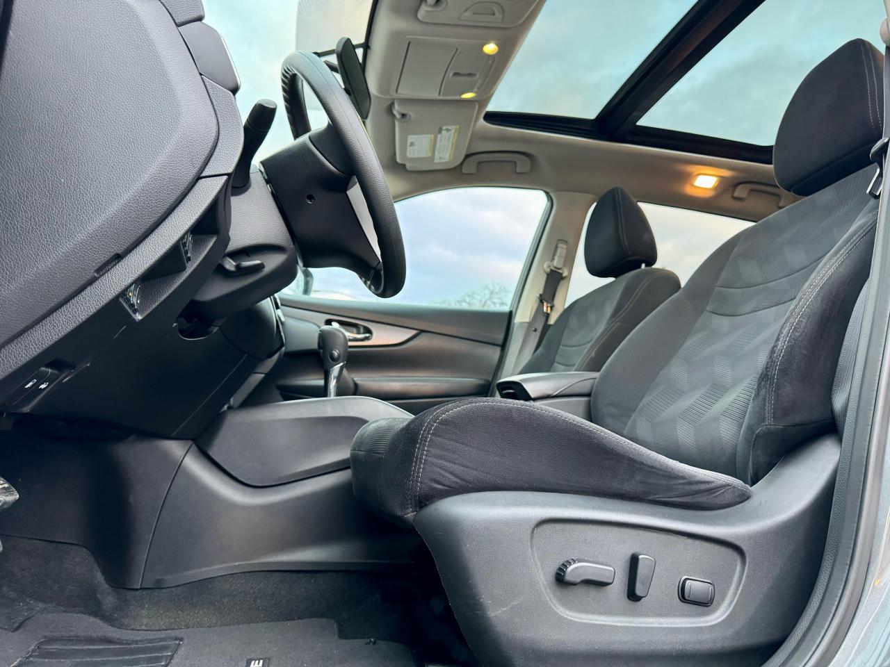 2016 Nissan Rogue SV- CERTIFIED - Photo #6