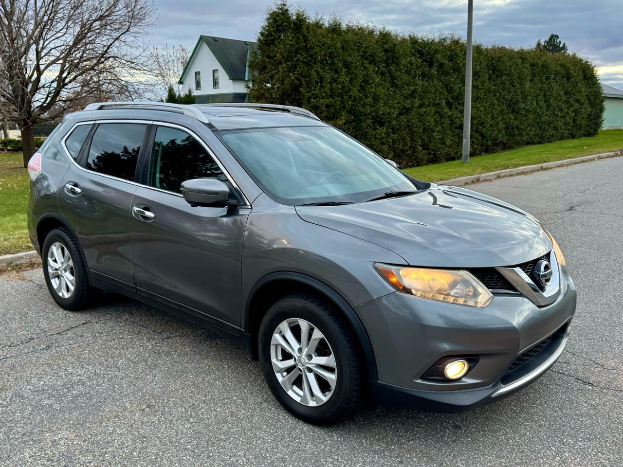 2016 Nissan Rogue SV- CERTIFIED - Photo #2