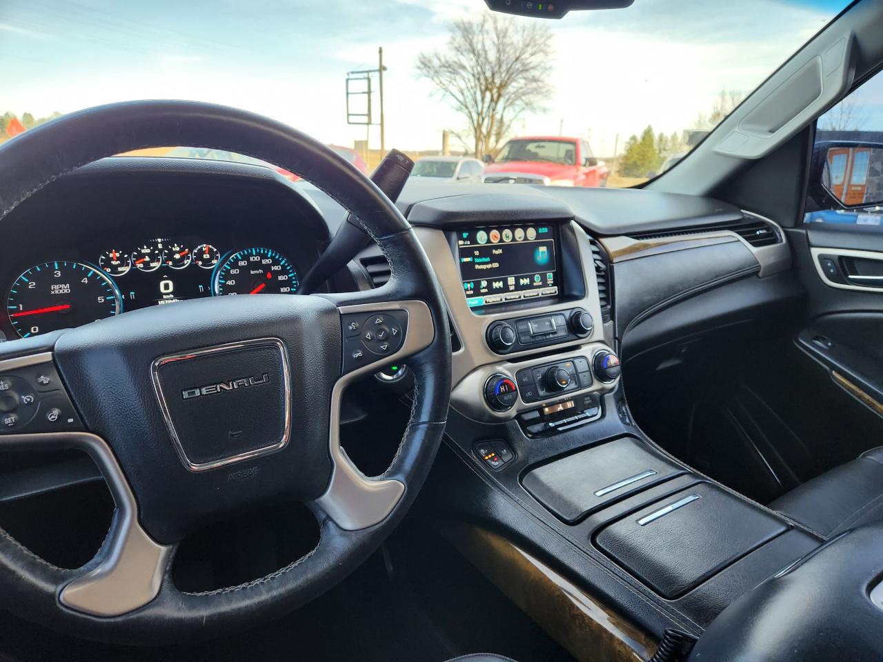 2017 GMC Yukon XL Denali Photo2