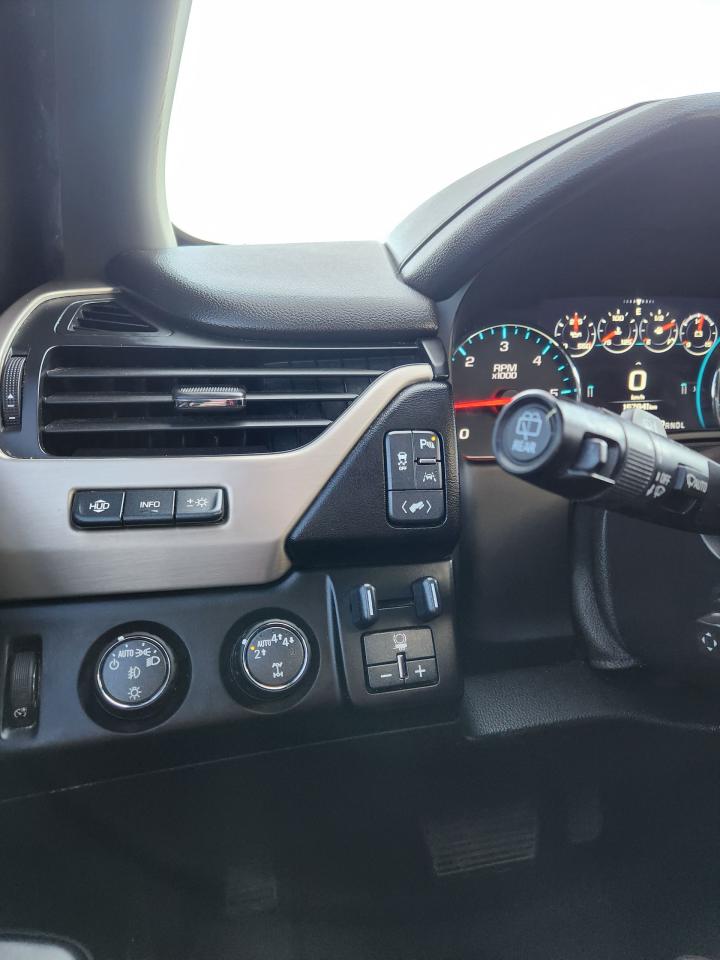 2017 GMC Yukon XL Denali Photo3