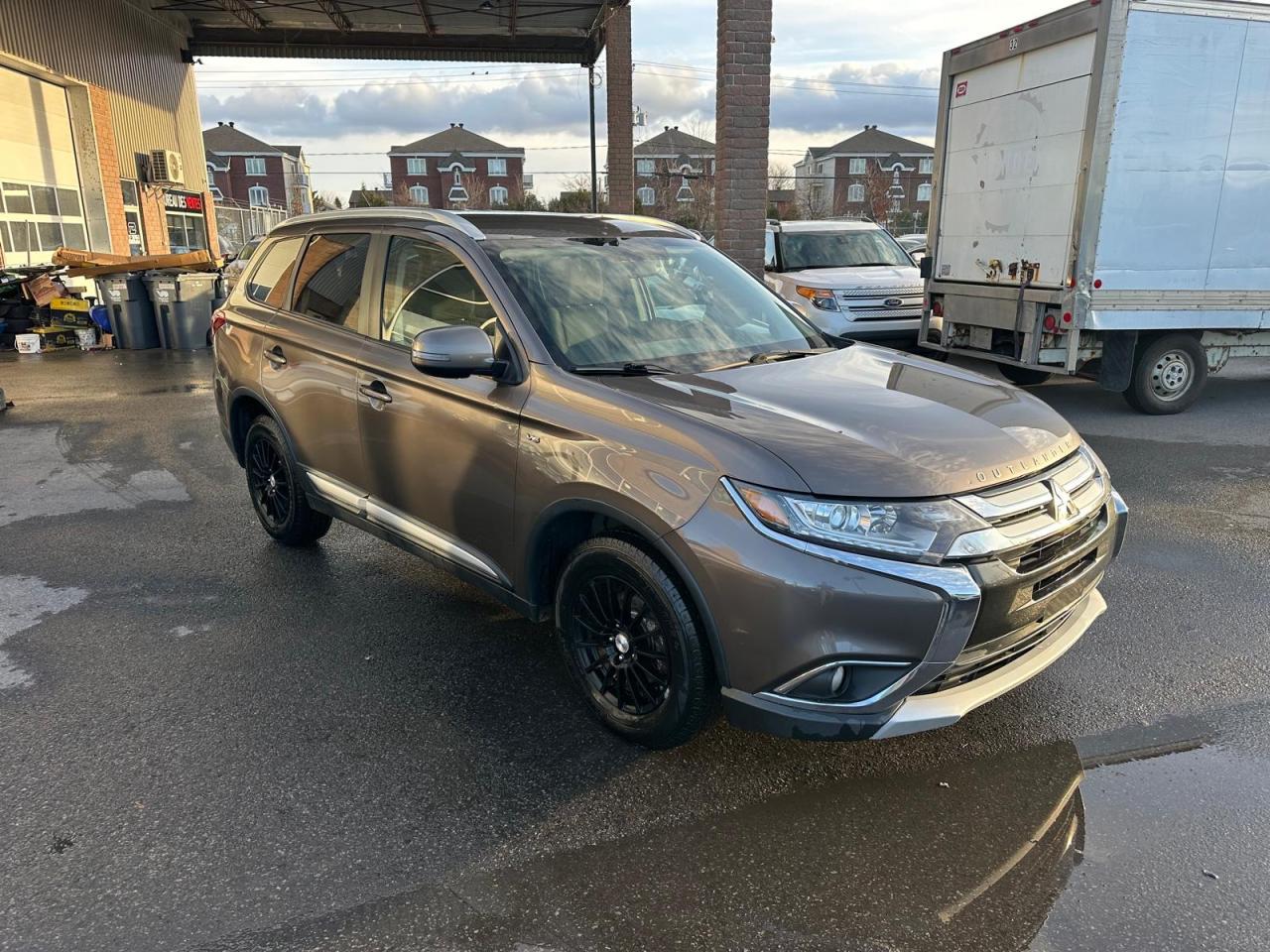 2016 Mitsubishi Outlander  - Photo #2