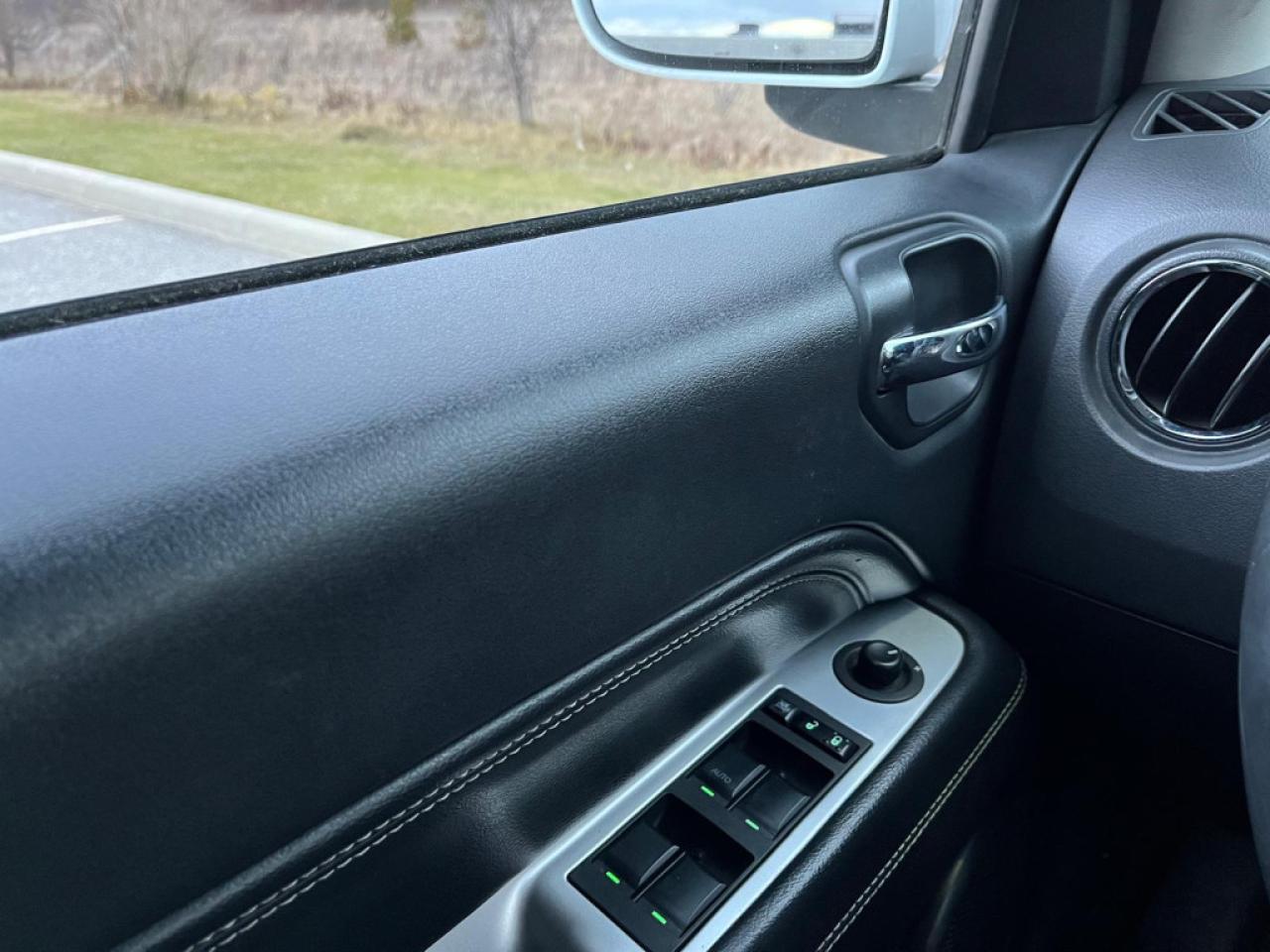 2015 Jeep Compass HIGH ALTITUDE | CLEAN CARPROOF | 4X4 | LEATHER | SUNROOF | - Photo #30