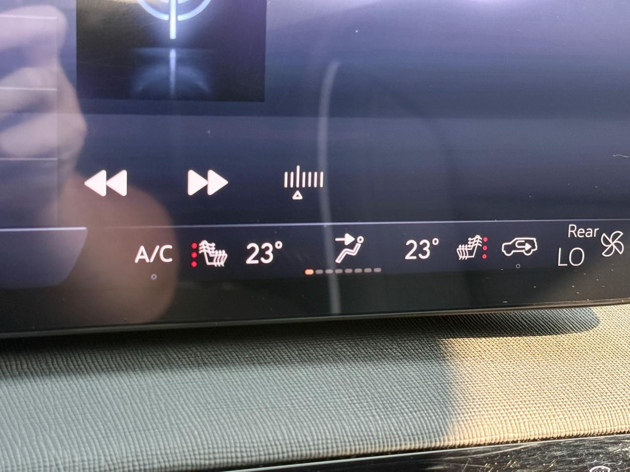 2025 Buick Enclave Sport Touring 2.5L 4 CYL WITH REMOTE START/ENTRY, HEATED SEATS, HEATED STEERING WHEEL, POWER LIFTGATE, BOSE SOUND SYSTEM Photo