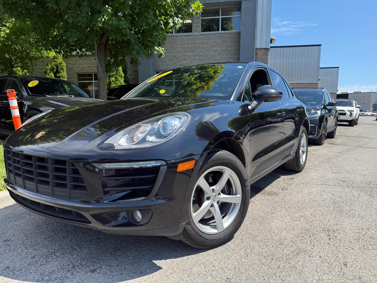 2017 Porsche Macan AWD, HEATED SEATS & STEERING WHEEL, BACK-UP CAM!