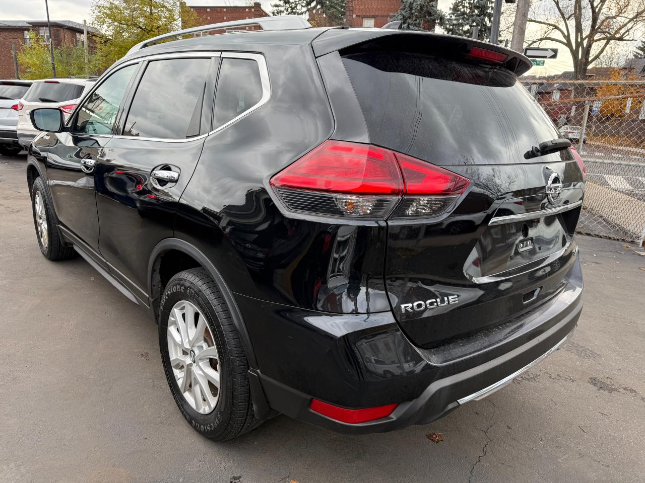 2017 Nissan Rogue SV - Photo #3