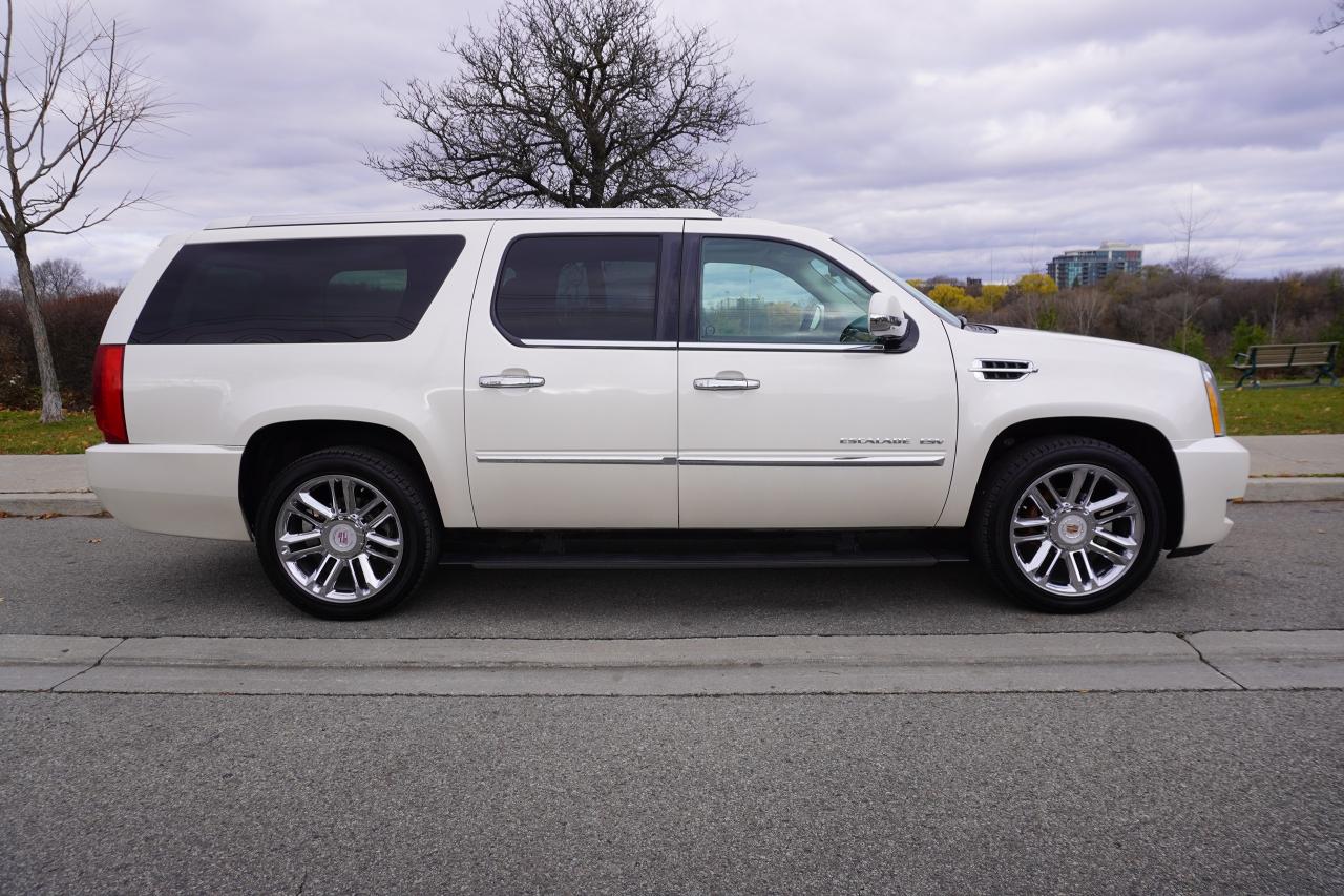 2013 Cadillac Escalade ESV 1 OWNER / NO ACCIDENTS / 6 PASSENGER / PLATINUM Photo4