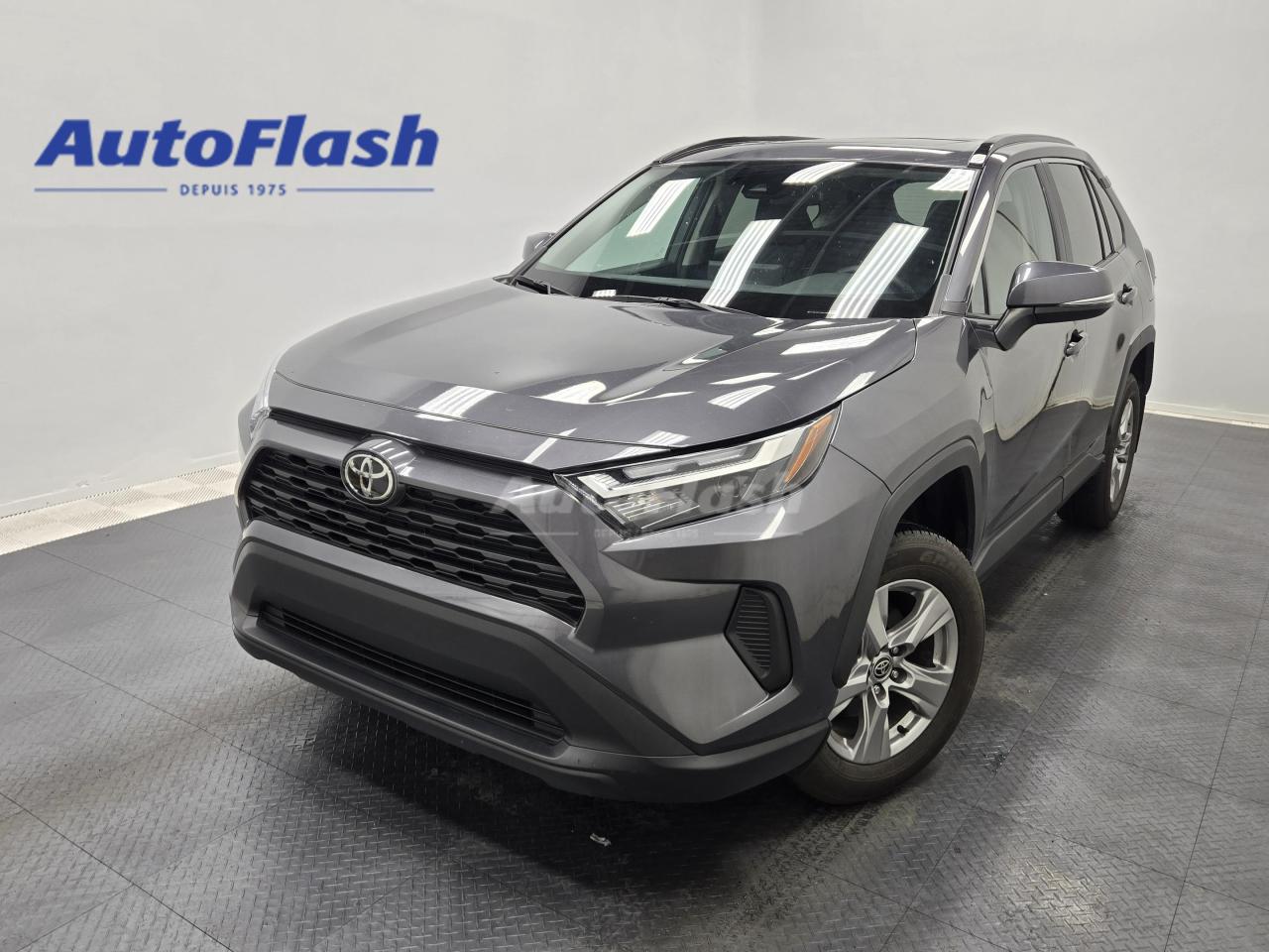 Used 2022 Toyota RAV4 XLE, CAMERA, TOIT-OUVRANT, BLUETOOTH, CRUISE for sale in Saint-Hubert, QC