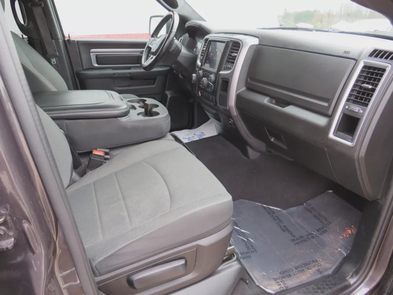 2022 RAM 1500 Classic Warlock (**4WD**ALLOY RIMS**TRAILER HITCH**REMOTE START**REVERSE CAMERA**DIGITAL TOUCHSCREEN**BLUETOOTH**CRUISE CONTROL**PUSH  BUTTON START**DUAL CLIMATE CONTROL**) Photo