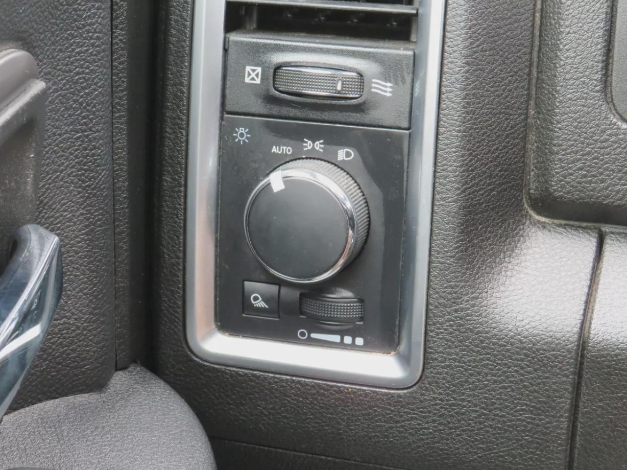 2022 RAM 1500 Classic Warlock (**4WD**ALLOY RIMS**TRAILER HITCH**REMOTE START**REVERSE CAMERA**DIGITAL TOUCHSCREEN**BLUETOOTH**CRUISE CONTROL**PUSH  BUTTON START**DUAL CLIMATE CONTROL**) Photo