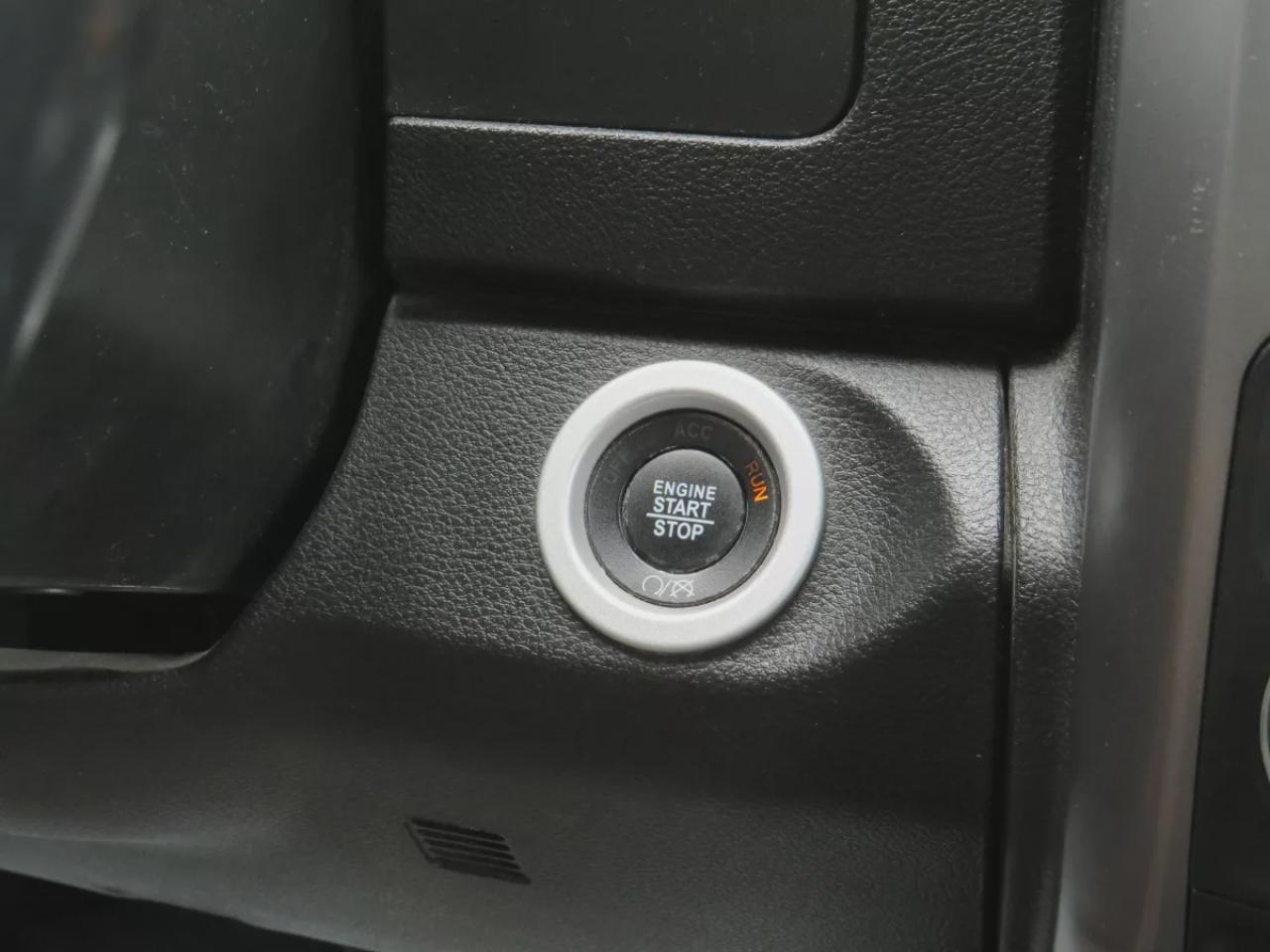 2022 RAM 1500 Classic Warlock (**4WD**ALLOY RIMS**TRAILER HITCH**REMOTE START**REVERSE CAMERA**DIGITAL TOUCHSCREEN**BLUETOOTH**CRUISE CONTROL**PUSH  BUTTON START**DUAL CLIMATE CONTROL**) Photo