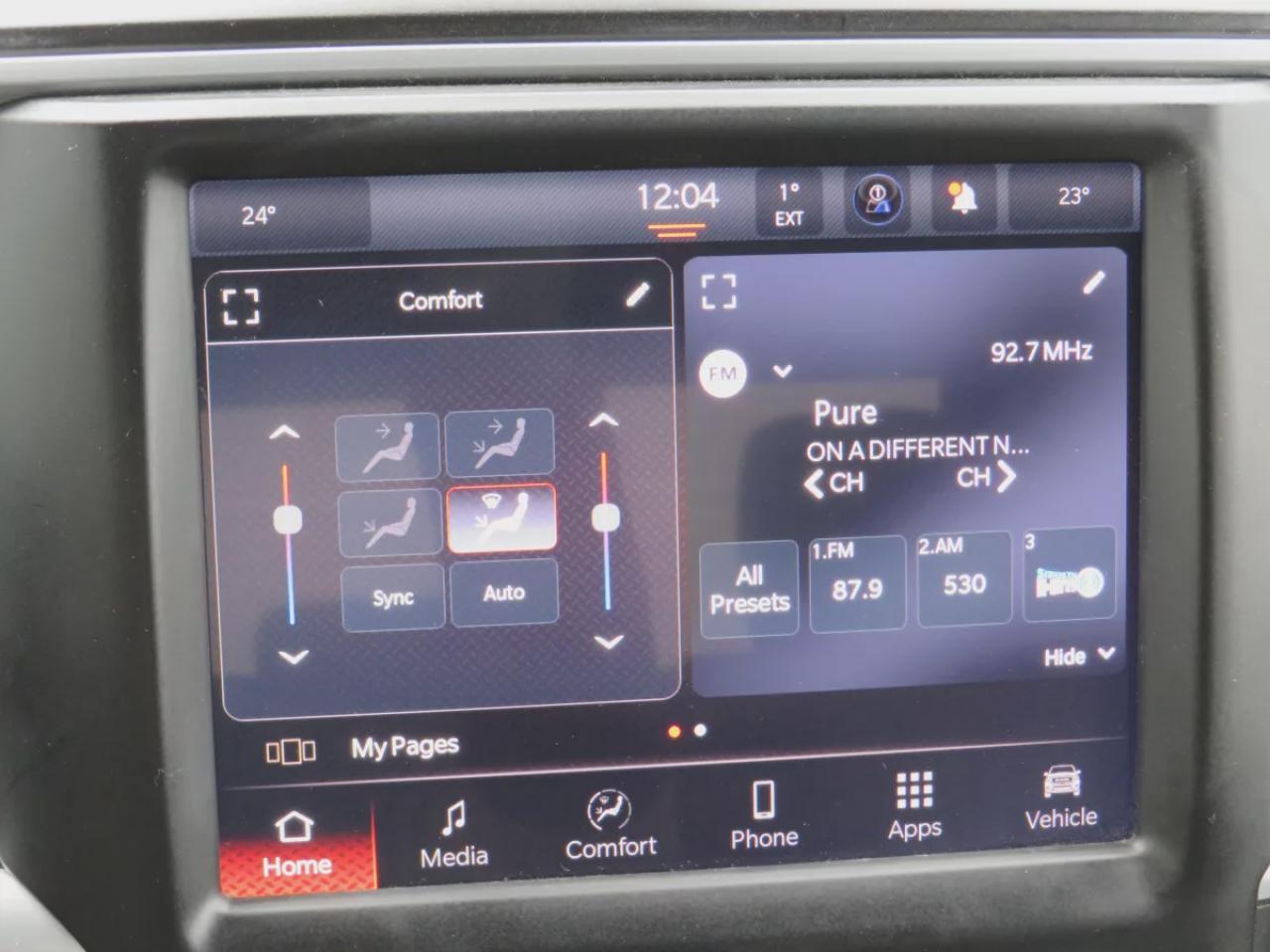 2022 RAM 1500 Classic Warlock (**4WD**ALLOY RIMS**TRAILER HITCH**REMOTE START**REVERSE CAMERA**DIGITAL TOUCHSCREEN**BLUETOOTH**CRUISE CONTROL**PUSH  BUTTON START**DUAL CLIMATE CONTROL**) Photo