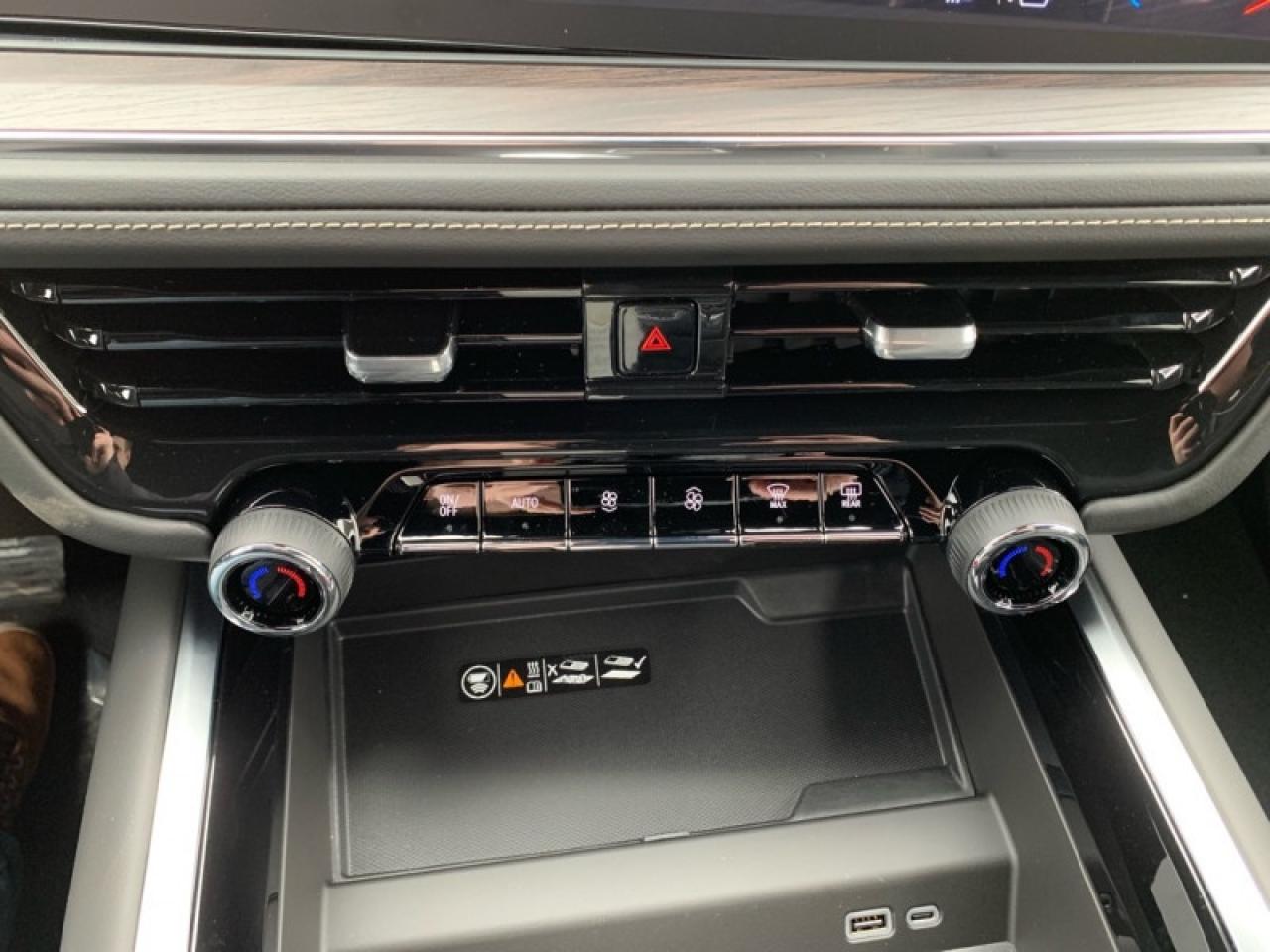 2025 Chevrolet Suburban Premier  - Leather Seats Photo