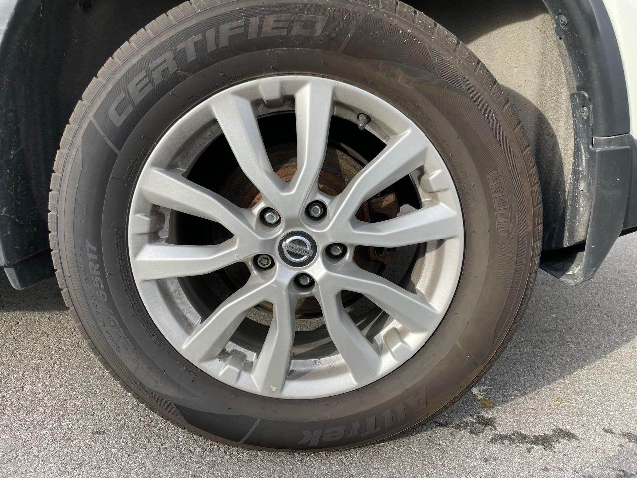 2017 Nissan Rogue SV - Photo #17