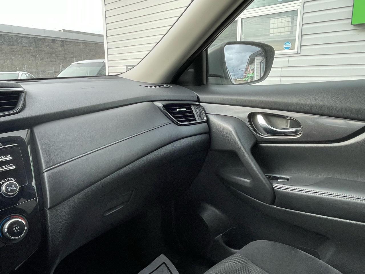 2017 Nissan Rogue SV - Photo #14