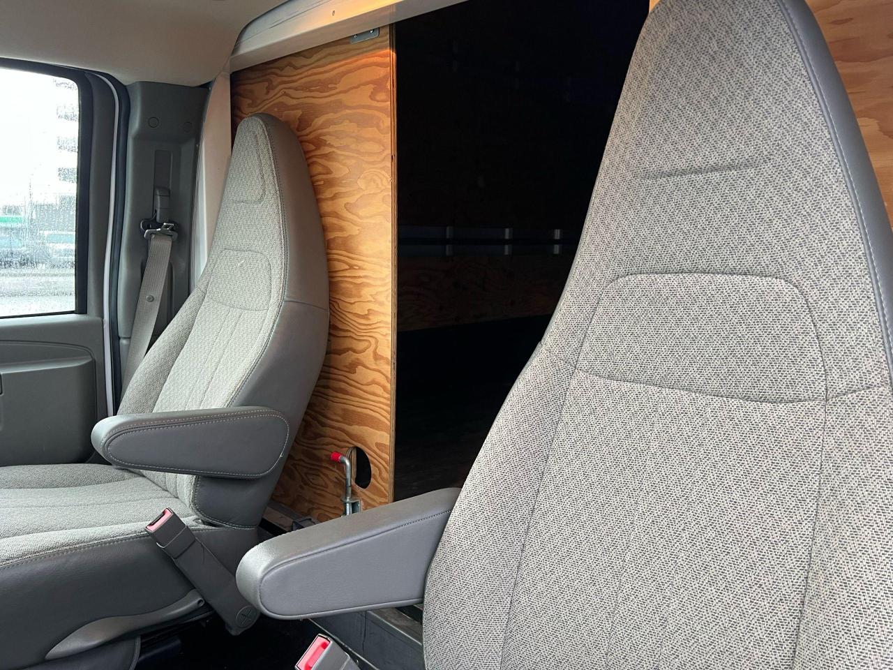 2023 Chevrolet Express 16' BOX TRUCK WITH LIFTGATE Photo28