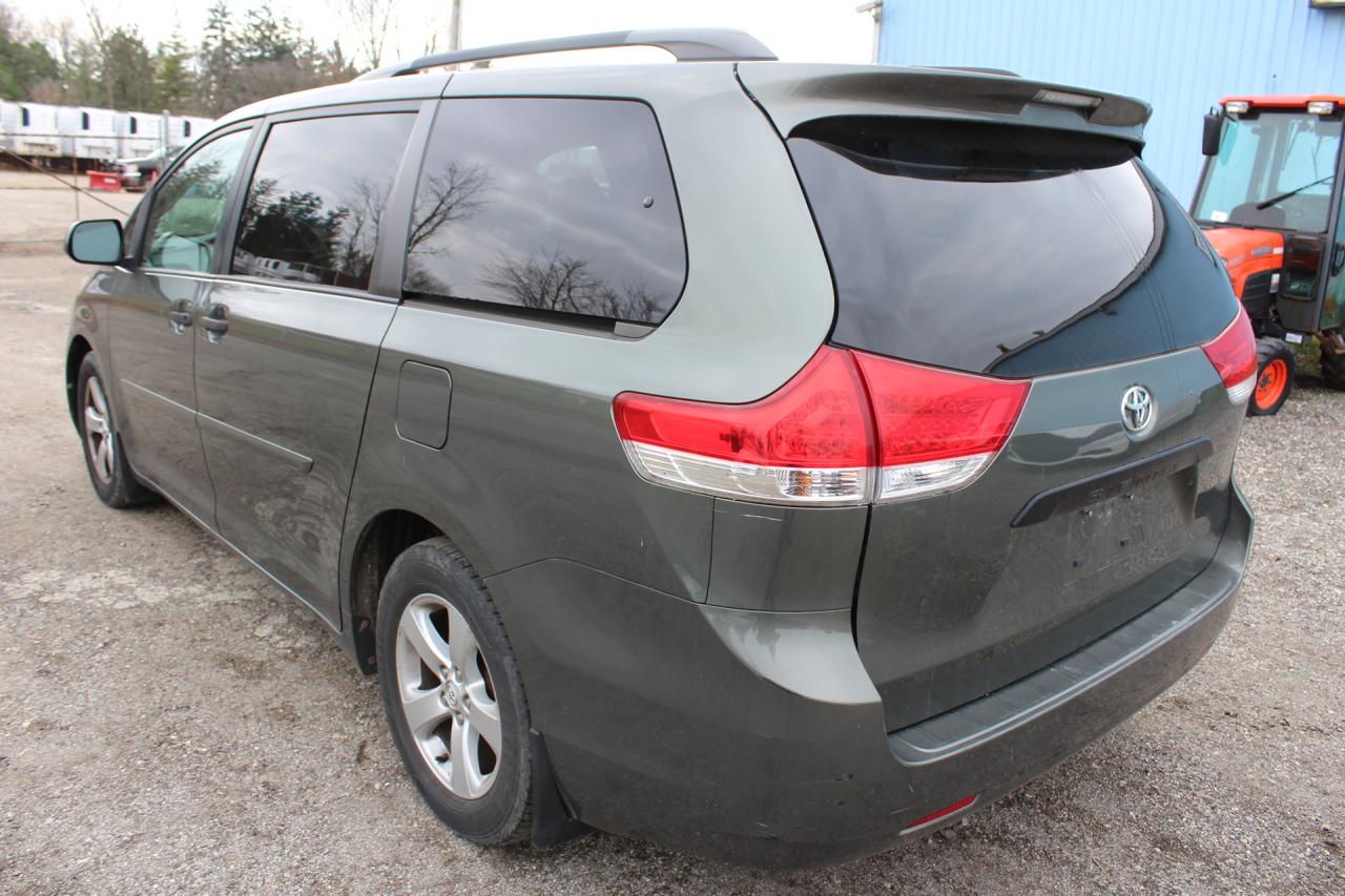 2013 Toyota Sienna  Photo3