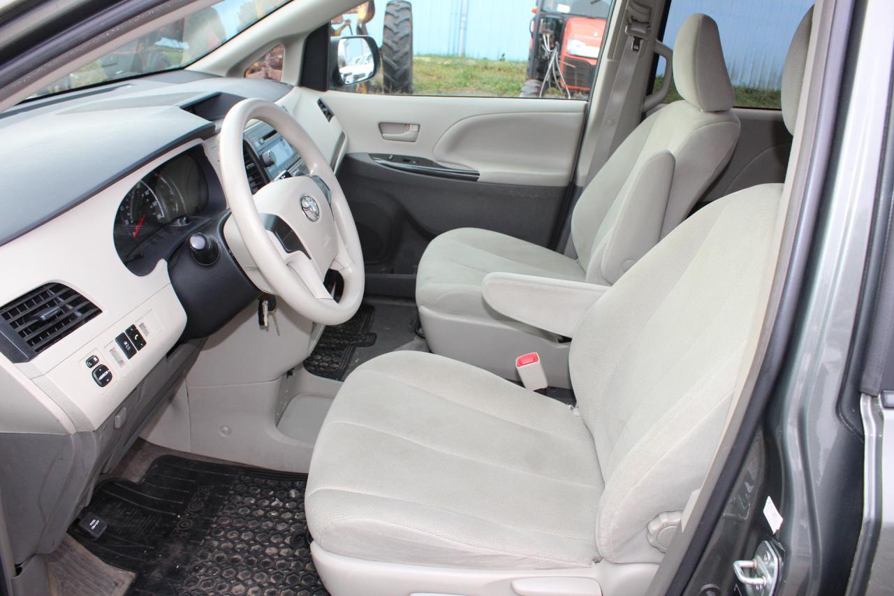 2013 Toyota Sienna  Photo4