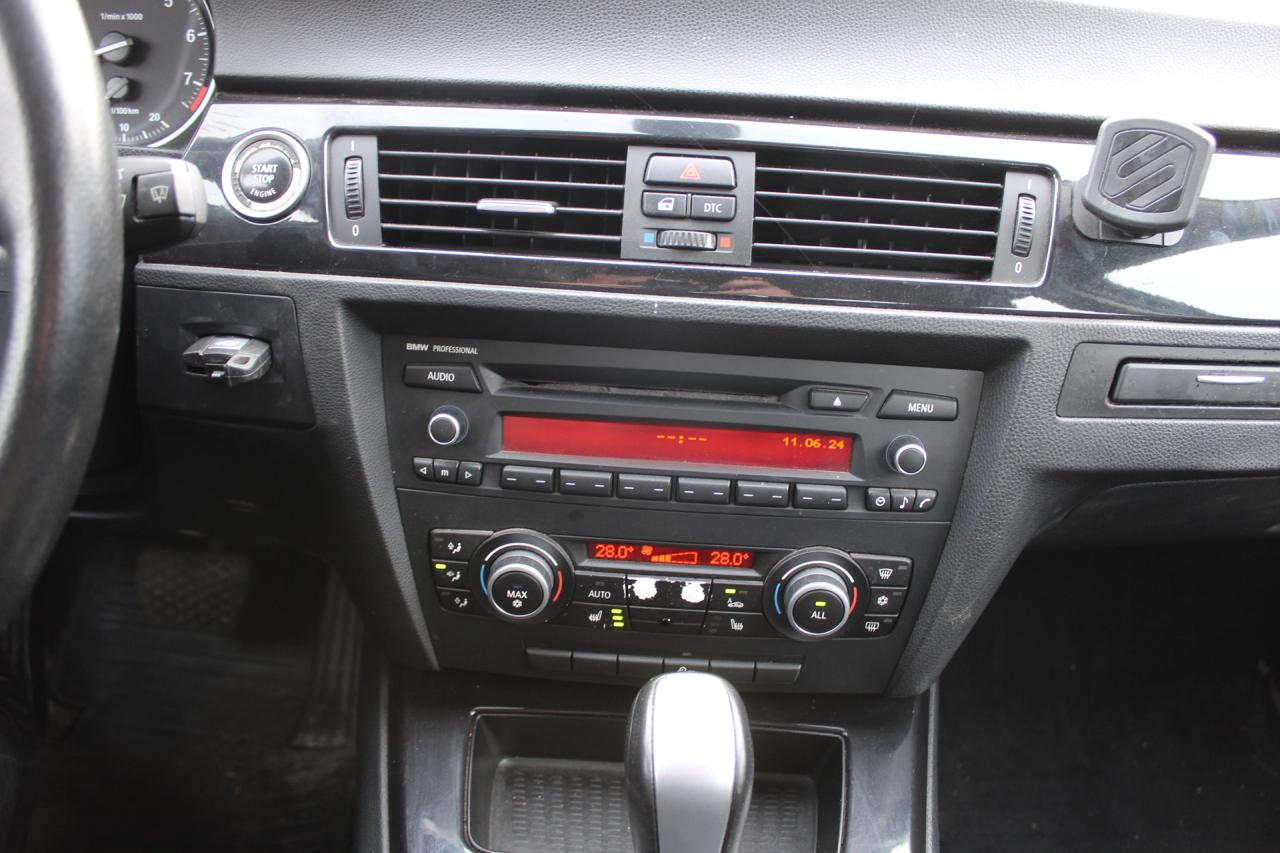 2011 BMW 3 Series  Photo