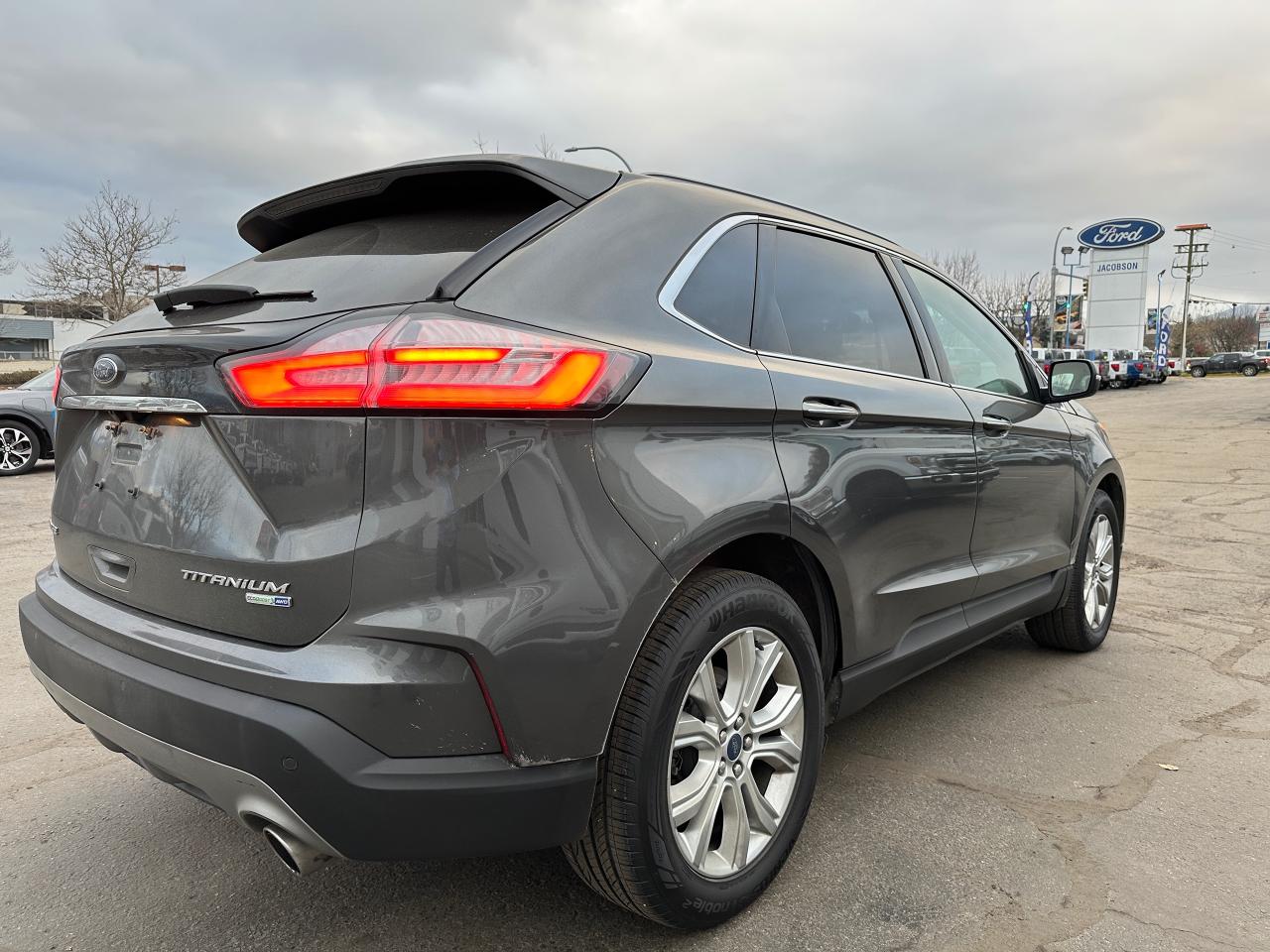 2020 Ford Edge Titanium Photo4